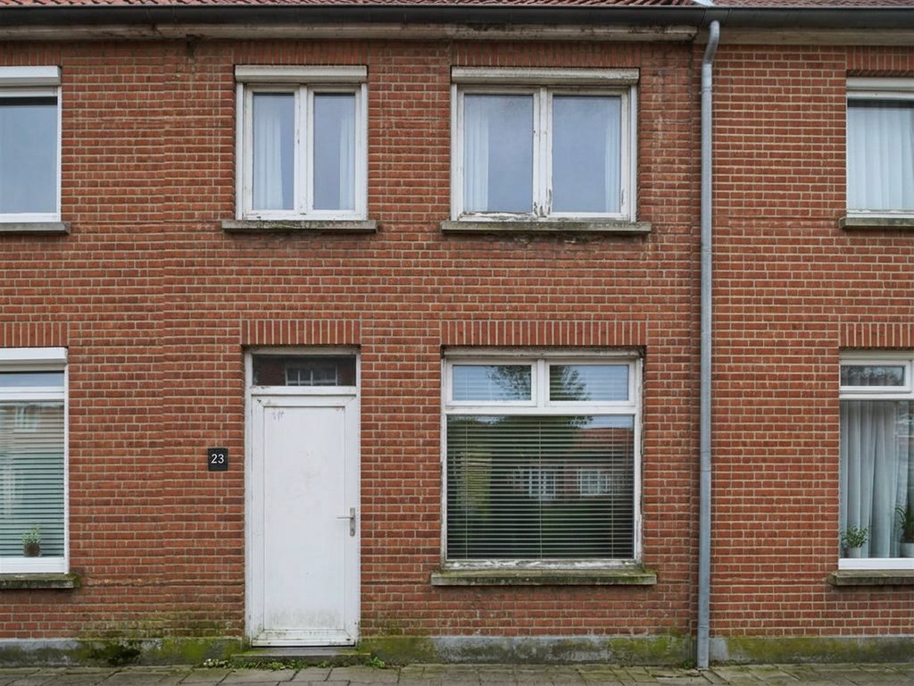Voor: Gevel gereinigd en opnieuw gevoegd